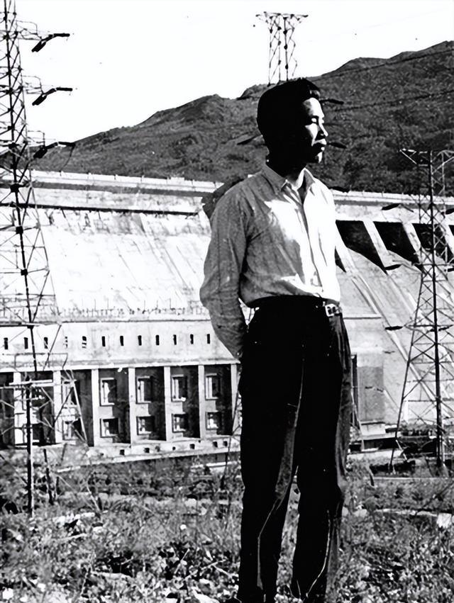 李鹏总理年轻时有多帅？1959年在吉林留影，31岁玉树临风气质不凡