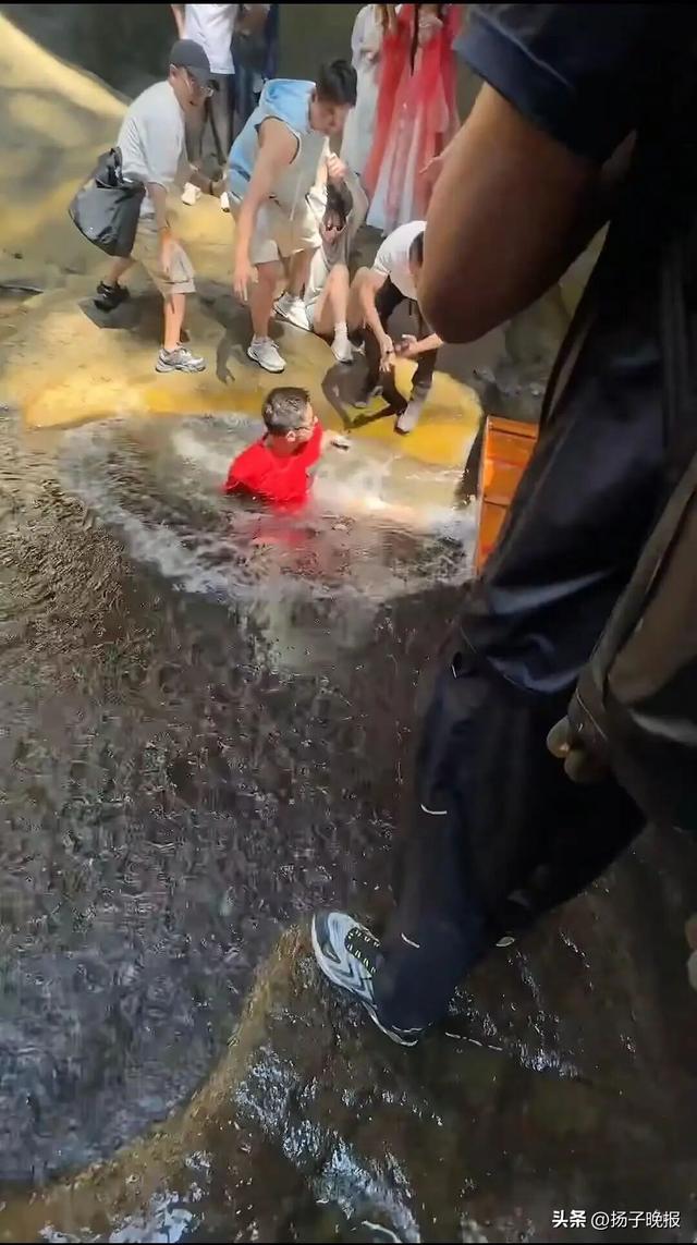 张继科景区落水后自曝：我是被人踹下去的