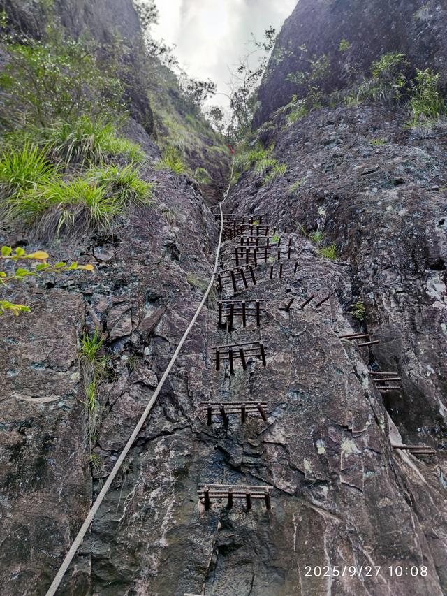 仙居县饭蒸岩景区，横看成岭侧成峰，远近高低各不同
