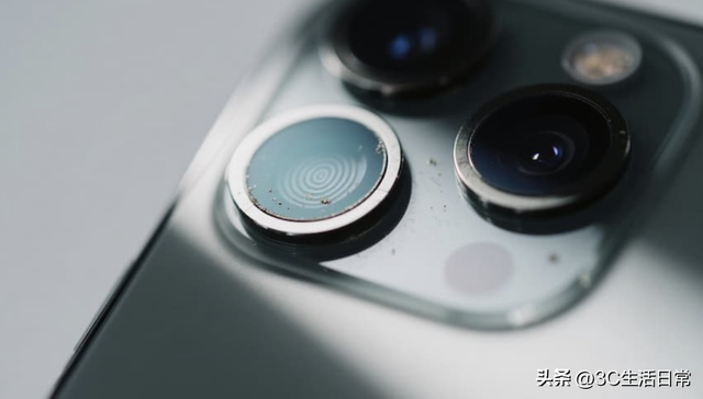 拍照总是糊？iOS 26 新增功能，iPhone 会主动告诉你该擦镜头了