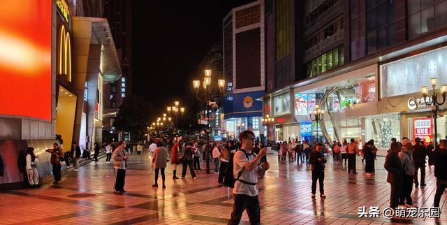 重庆夜晚太震撼，刚出地铁站，解放碑热闹景象扑面而来