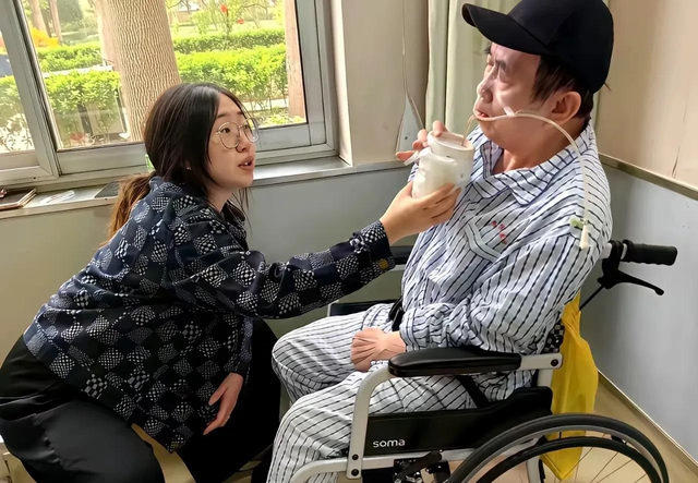 聂卫平葬礼	，长子捧遗像，两任妻子未现身，现任兰莉娅主持现场