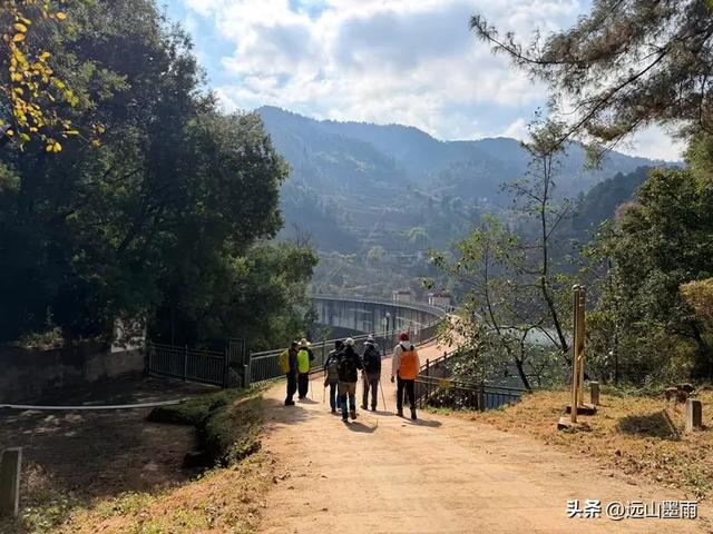 阳光明媚的冬日里，我们爬山去，逛陡坡村、看冬樱花，做晴朗的事