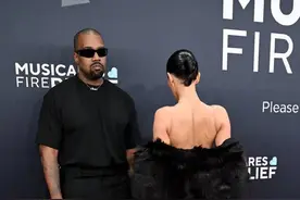 侃爷带妻子穿透明衣走红毯 外媒曝两人未受邀请不请自来图片