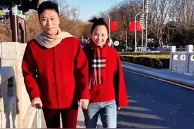 耿为华带小20岁新婚妻子回家过年，十指紧扣好甜蜜 才子佳人超般配图片