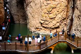 “晋”享绿色山水 聆听红色故事 “五一”假期 黎城县黄崖洞文化旅游区迎游客高峰图片