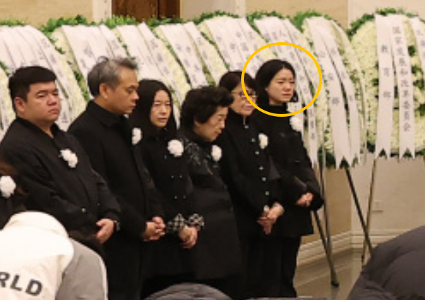 杨振宁葬礼：翁帆哭到眼通红，74岁长子缺席，孙辈抱遗像送行