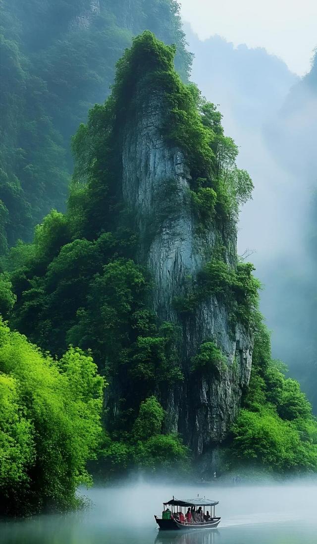 冬日山水竟有这般魔力，小船轻盈滑过，紧绷神经瞬间松了