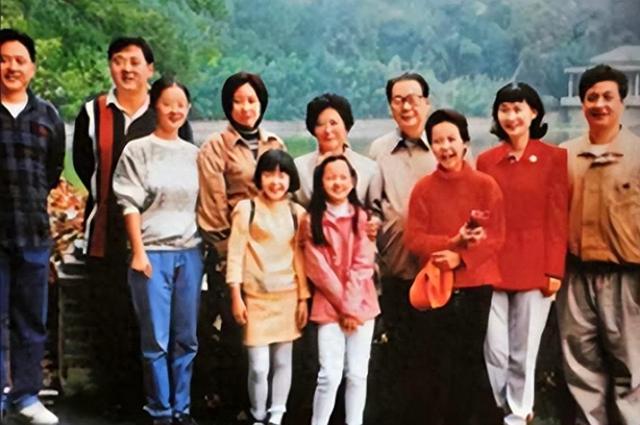 李鹏总理年轻时有多帅？1959年在吉林留影，31岁玉树临风气质不凡