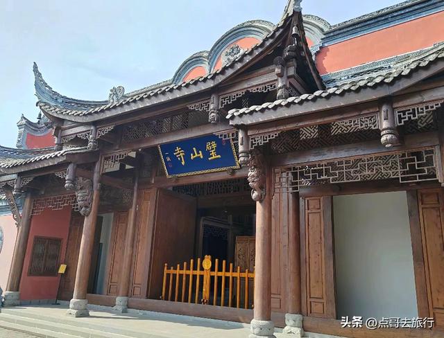 成都大邑最精致寺庙，钟鼓楼建于河上，超级漂亮，公共交通可达！