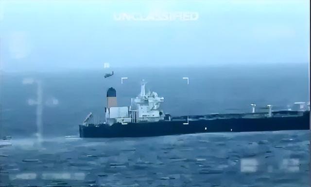 无法无天了，美国时隔10天又抢劫石油，但这次竟抢到中国的头上？