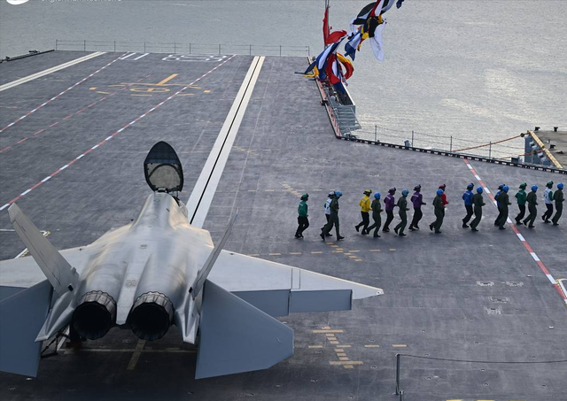 印媒无脑黑福建舰：战力仅为美航母六成，存在重大设计缺陷