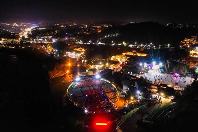 演出散场后，我在印象大红袍被“正式收编”为一匹马，真实写照，过于好笑！