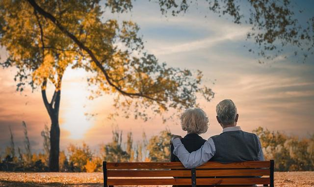 两性关系：惊人发现，60岁与异性靠近，根本不是桃花运，而是这个