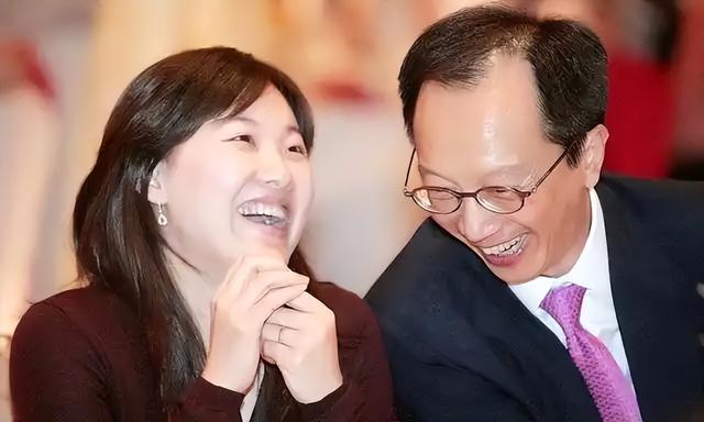 恩爱23年抵不过残酷现实，73岁梁锦松衰老萎缩，47岁伏明霞正美貌