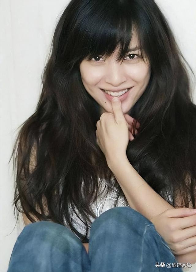 她26岁成双料影后，二婚嫁靳东高龄生下两子，今48岁美得自信从容