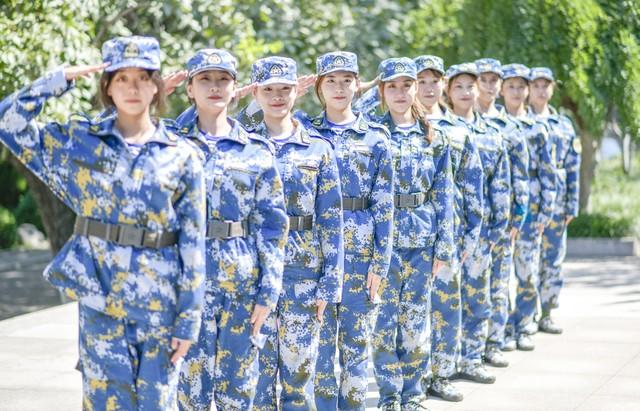 女民兵为何戴红色丝巾？背后的象征与意义