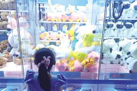 人为控制概率、玩偶质量良莠不齐、充斥山寨货……你从娃娃机里夹出来的可能是“问题娃娃”图片