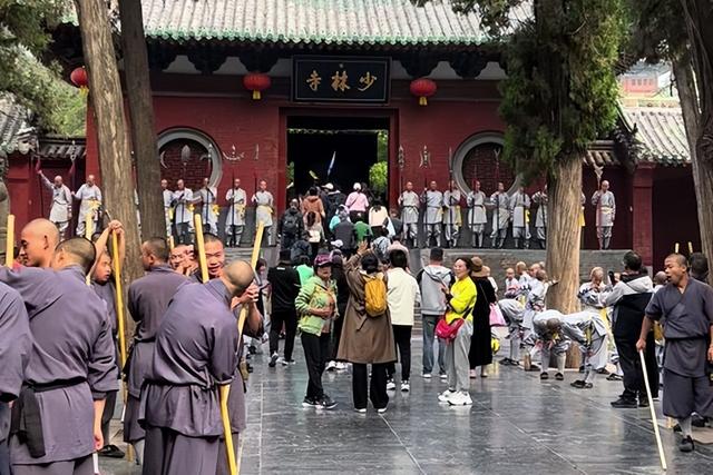 少林寺换方丈已1个月，9990元高价香刚被摒弃，就有恶心一幕出现