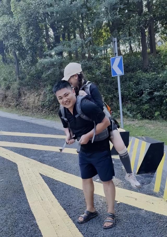 广东女子登山脚崴，被陌生小伙背40分钟下山	，恶心的一幕出现了