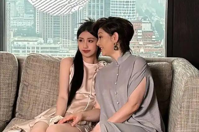 徐帆回应离婚五个月后，冯小刚再惹争议，养女徐朵竟成了导火索