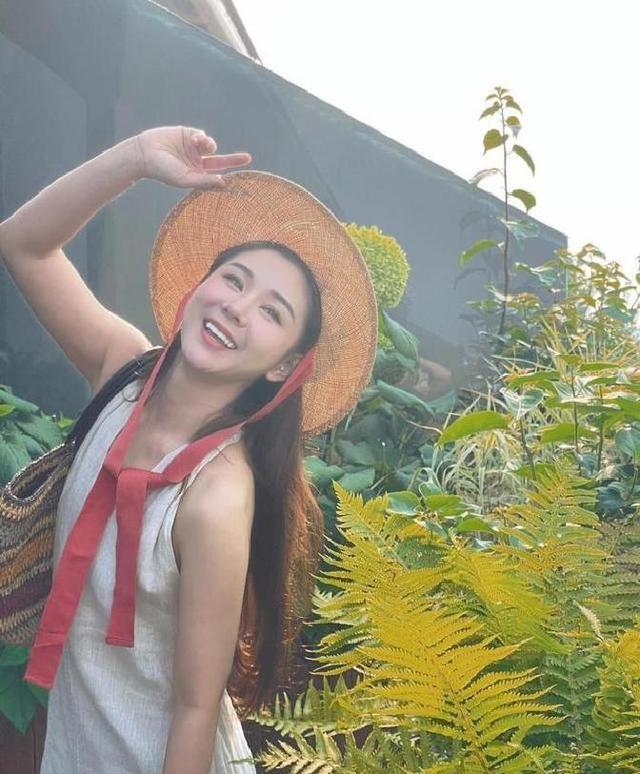 四十岁的李小萌身材火辣，印花裙遮不住曲线	，难怪直男为之倾倒