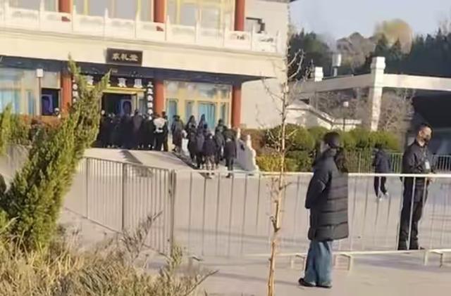 唐嫣送公公骨灰上车！罗晋捧遗像，亲友透露：唐嫣一直搀扶着罗晋