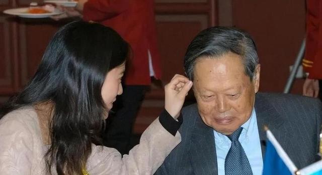 演都不演了！杨振宁去世仅4天，恶心的一幕出现，结局大快人心