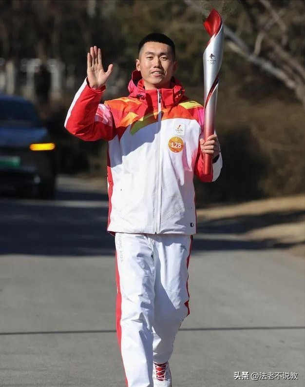 “最帅升旗手”张自轩被骂惨了！面对争议，他用一句话来回应