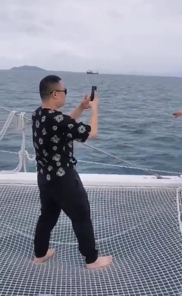 岳云鹏带全家坐游艇游玩，真是靠一己之力让全家过上好日子
