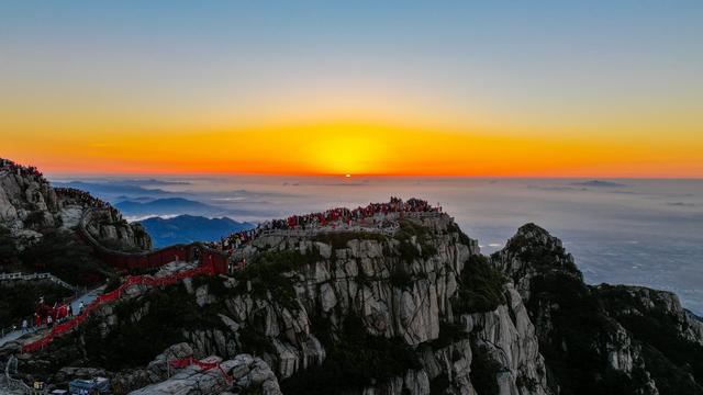 泰山之巅，与太阳的庄严赴约