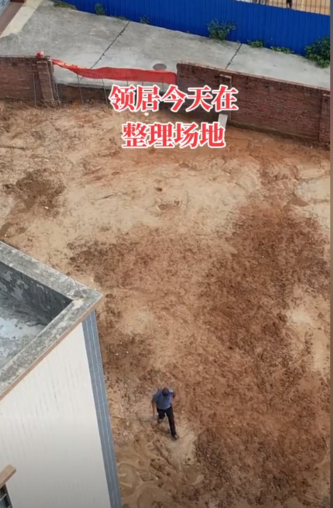 全红婵家邻居也要盖新房了，连夜砸围墙清理场地，网友建议开超市