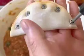每日一笑，搞笑动图，这样子包饺子，馅就不会漏出来了吧！图片