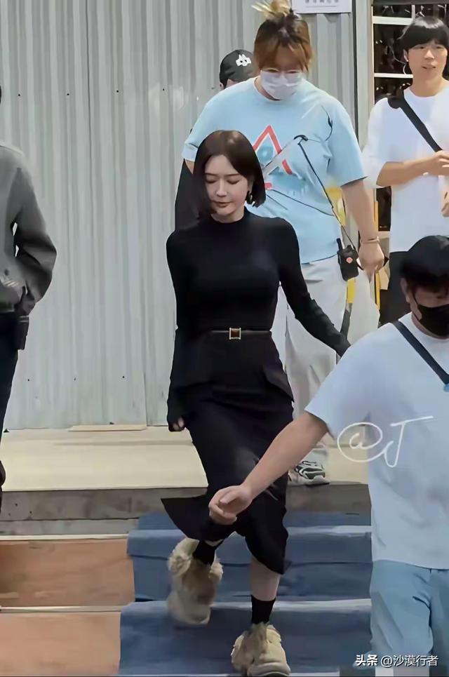 秦岚变化太大了，胸很大，腰很细，臀部也很大，身材很像芭比娃娃