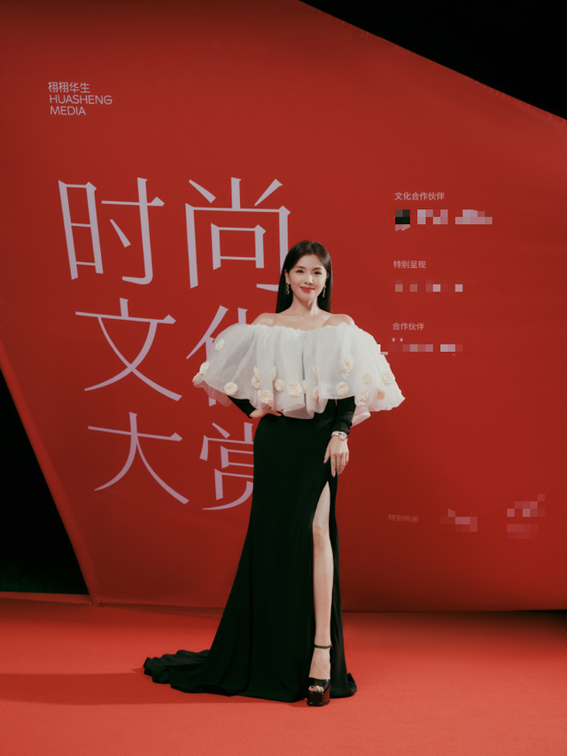 北京晚宴暴露咖位，檀健次靠边坐，刘涛董子健硬挤，C位都是大佬