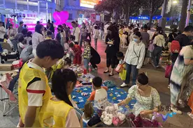 萌娃摆摊义卖 40多组家庭点亮 "慈善夜"图片