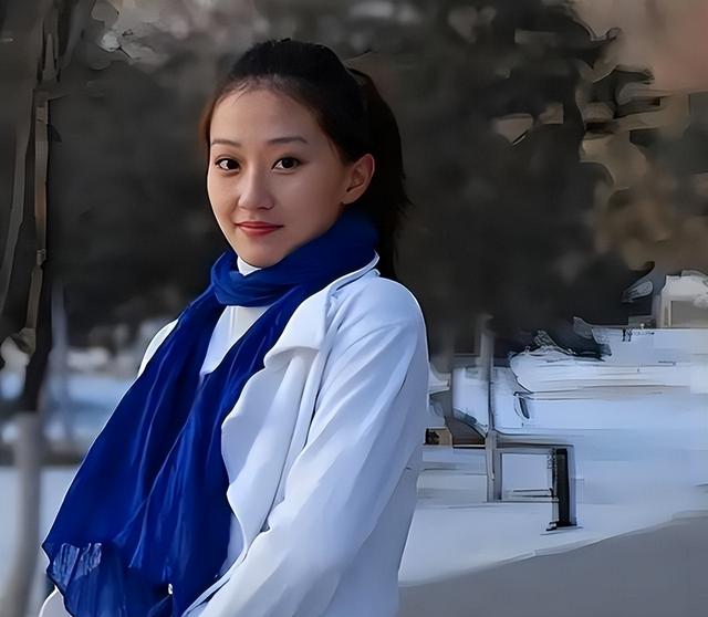 她是赵本山最美的女徒弟，“戏里”土里土气	，“戏外	”美得认不出