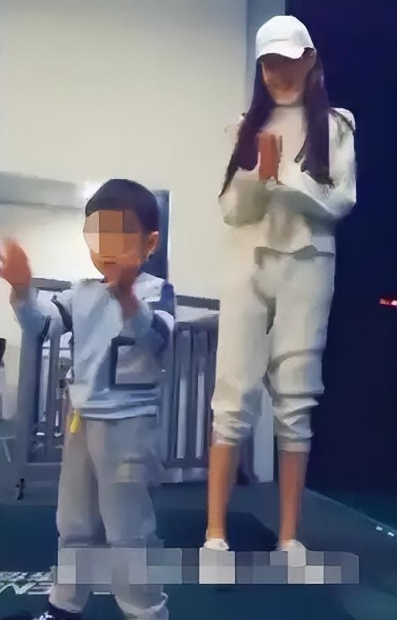 王宝强儿子已长大，是谁的亲儿子一目了然，观众：太像了