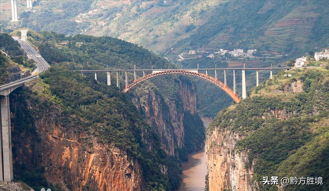 修建旅游公路，将北盘江上的大桥串联起来，必成贵州旅游新名片