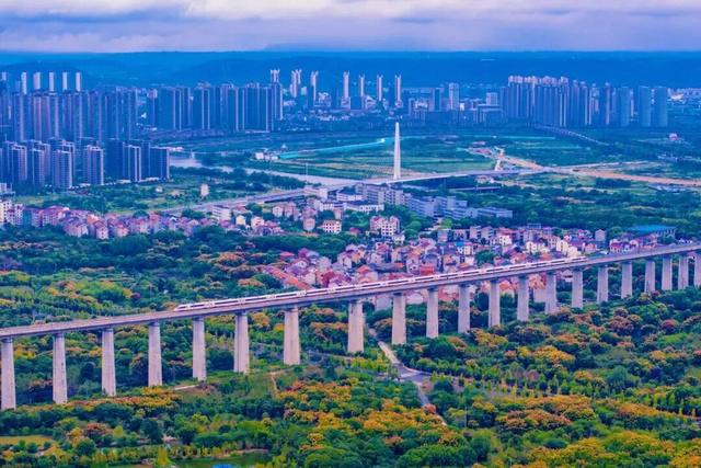 这条高铁火了！串联近10个5A级景区，还能“遇见”李白