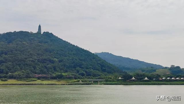 为了一碗生榨米粉，骑了20公里车，顺便向财神爷讨句八方来财。