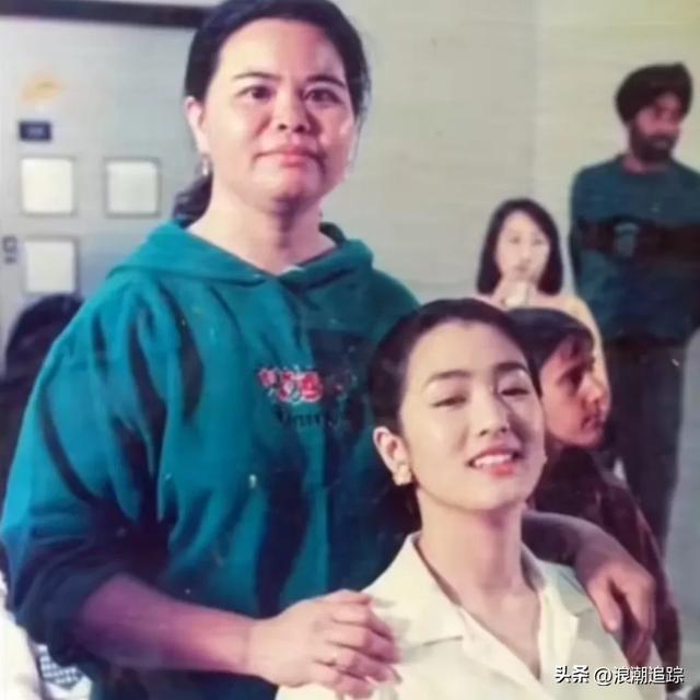 她一出场，香港影坛全体起立，掌声持续三分钟未歇，无人敢坐