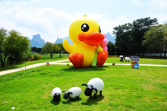 桂林:小黄鸭飞进桂海晴岚!