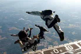 印军伞兵跳伞表演变集体葬礼，上万美元的降落伞，一个也打不开图片