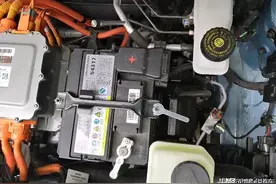 为什么有的汽车一个月不开电池还有电，新换的三天就没电，看分析图片