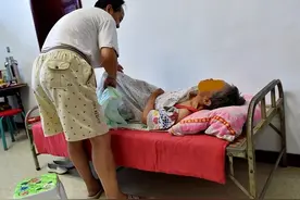 公公坚守二年给瘫痪儿媳按摩四肢肌肉萎缩及洗澡，至儿媳身体康复图片
