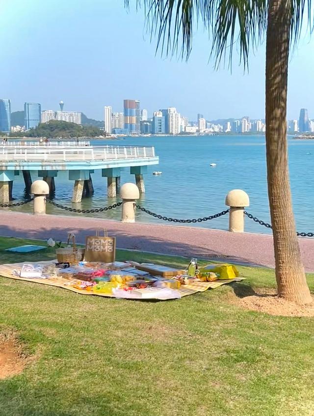 厦门海沧湾公园，全长5.8公里，是厦门市规模最大的滨海带状公园