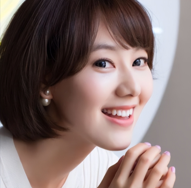 私生活混乱？遭央视“开除”？被传和小尼结婚的她，如今怎么样了