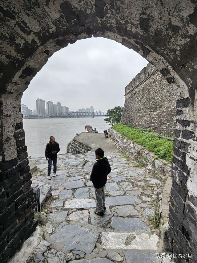 襄阳古城汉江风景很美