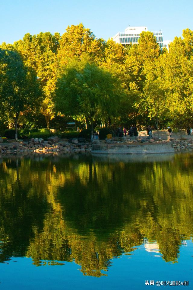 老楼与新厦，共枕一湖秋光！